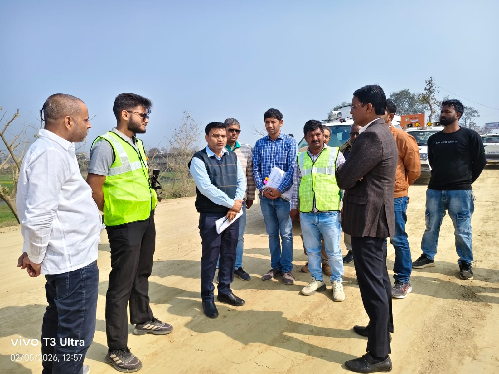 शोभन–एकमी घाट पथ सहित विभिन्न पथ निर्माण कार्यों का जिलाधिकारी ने किया निरीक्षण